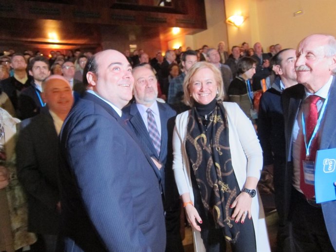 De Lorenzo, entre Caunedo y Fernández, durante el congreso del PP de Oviedo.