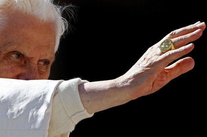 Papa Benedicto XVI con el anillo del pescador