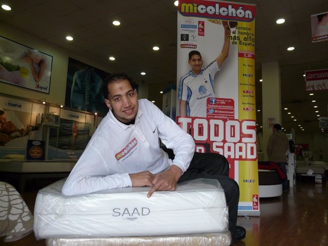 El hombre más alto de España Saad Kaiche recibe un colchón