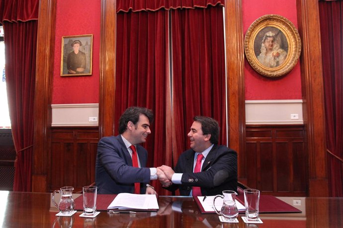Diego Calvo (izquerda) y Negreira (derecha) firman un convenio