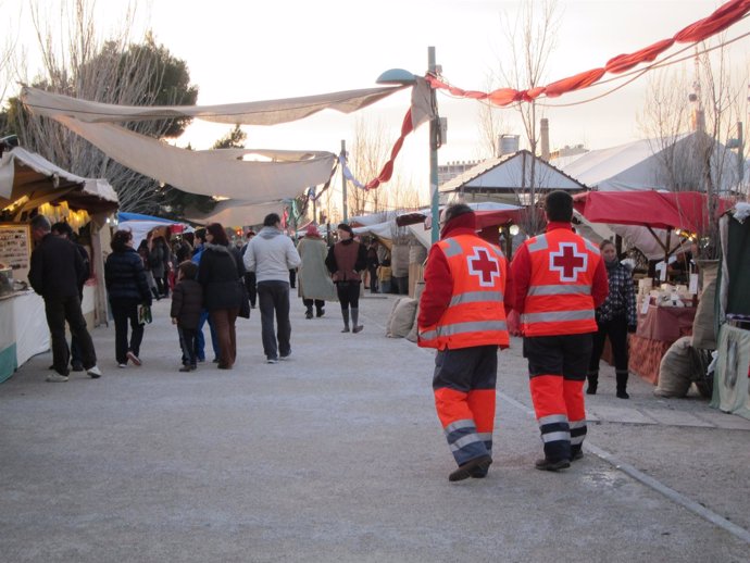 Voluntarios de Cruz Roja en el mercadillo de Los Sitios.