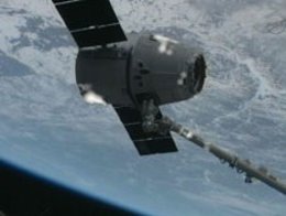 Los astronautas de la ISS capturan con un brazo robótico la cápsula 'Dragon'