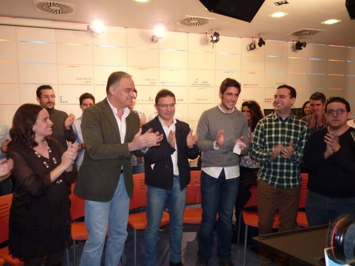 Pons (i) junto a Castellano (c) al inicio de la Comisión de NNGG