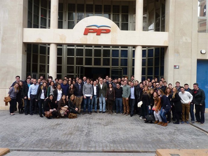 Foto de grupo del Comité Ejecutivo de NNGG de la Comunitat