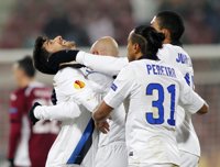 AMP.- Fútbol/Calcio.- (Cró.) Palacio rescata la victoria del Inter y Totti alcanza los 225 goles ante el Genoa