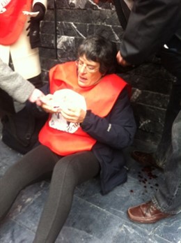 La herida en la protesta, en el suelo antes de ser atendida