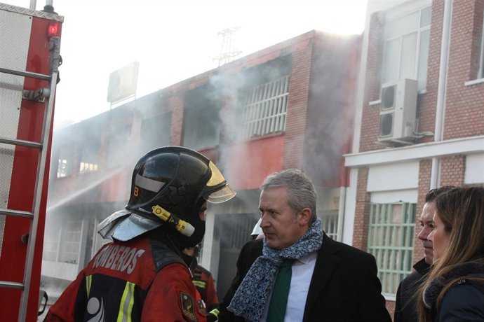 Del Río conversa con un bombero, ante la fábrica incendiada