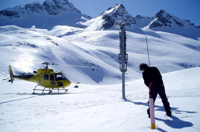 Helicóptero del MAGRAMA  tomando datos en la nieve