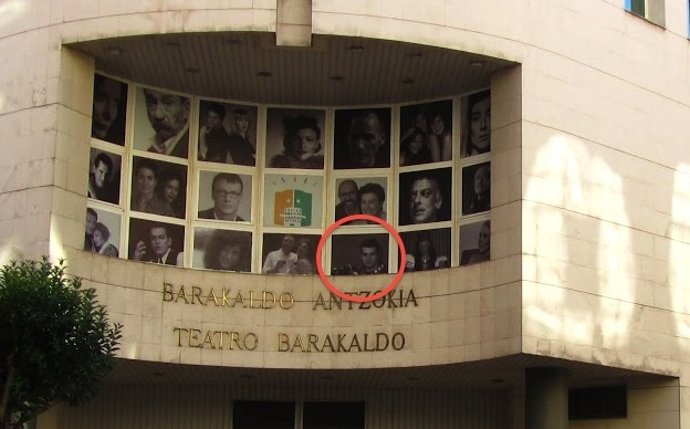 Fachada del Teatro Barakaldo con fotos de artistas