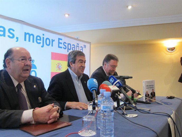 Por la izquierda, Sostres, Cascos y Oblanca, durante la presentación.