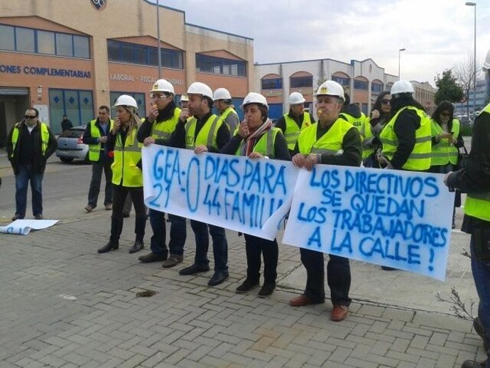 Concentración ante la sede de GEA 21