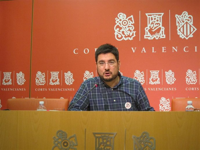 Blanco durante la rueda de prensa en las Corts 