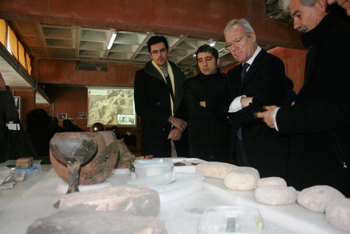 Valcárcel y Cruz visita el yacimiento arqueológico de La Bastida