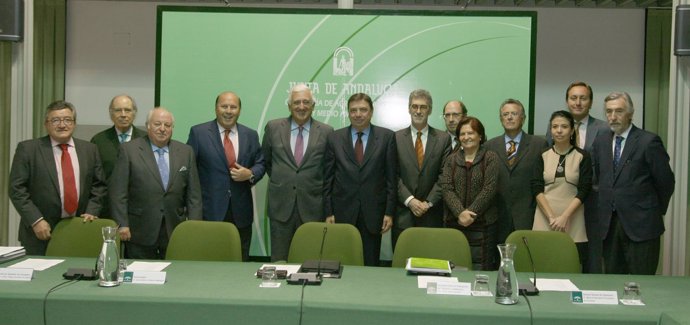Luis Planas con Santiago Herrero y miembros de Fadeco y otros colectivos