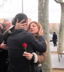 La viuda de Pepe Sancho, Reyes Monforte, se abraza al actor Alejo Sauras