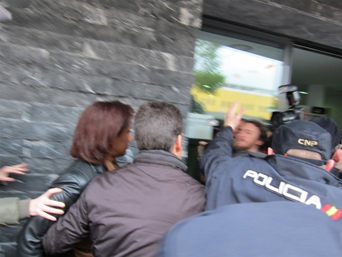 Lola Johnson llega al juzgado escoltada por la Policía