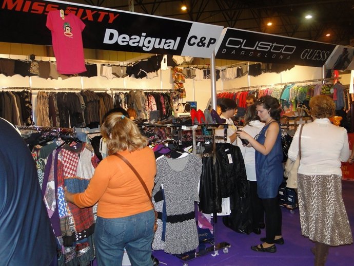 Stand de la feria de stock y outlet. 