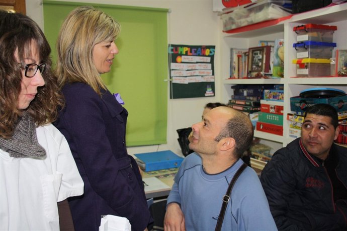 Asunción Sánchez Zaplana visita la sede de Adacea Alicante