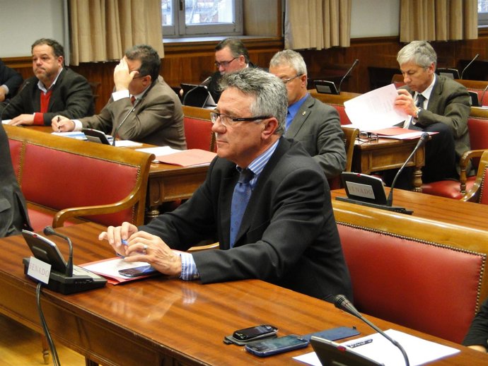 El senador Vicente Aparici pregunta en la Comisión de Medio Ambiente del Senado