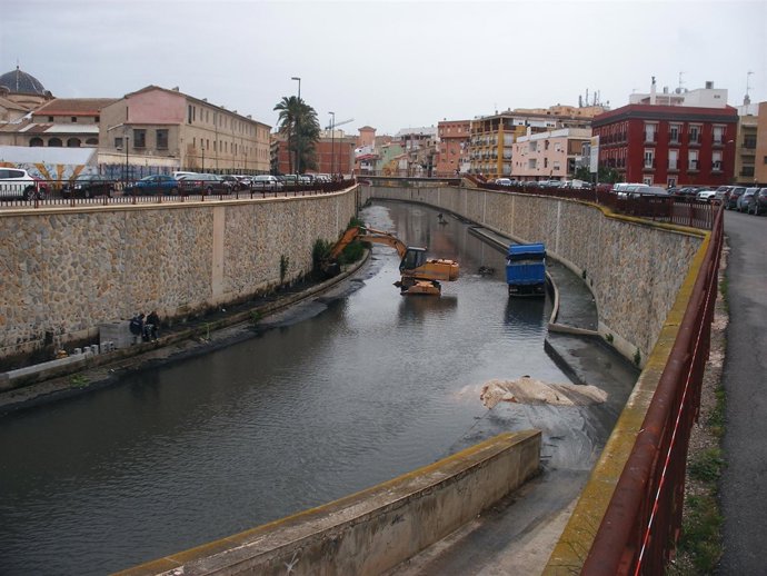 Trabajos de limpieza del último tramo del cauce del río Segura en Orihuela