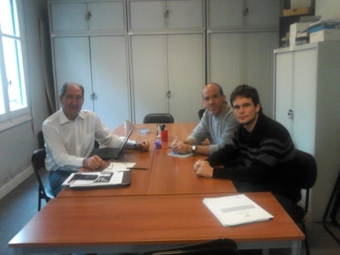 Brian Currin y miembros de Herrira