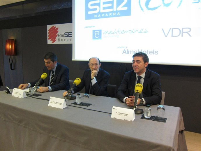 Alfredo Pérez Rubalcaba ofrece una conferencia en Pamplona.