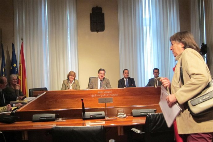 González toma asiento ante la comisión.