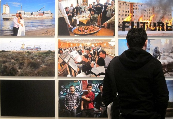 Un espectador en la muestra 'Fragments d'un any'