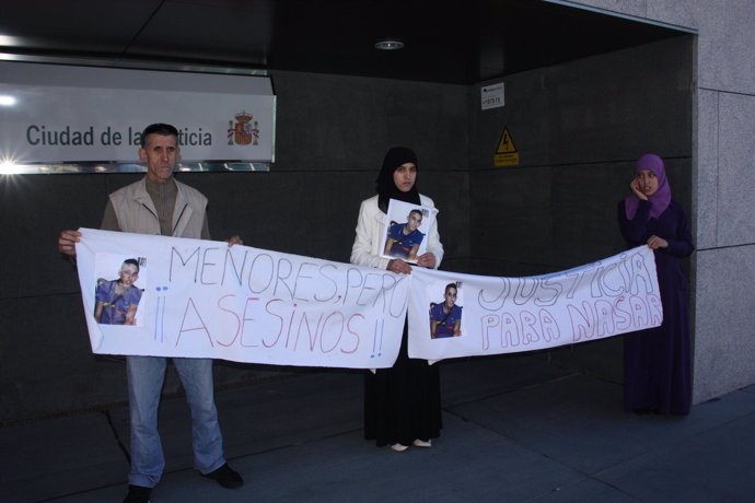 Los padres y hermana del joven Nasar, protestan ante la Ciudad de la Justicia