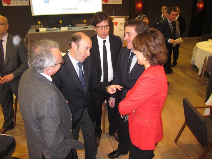 Alfredo Pérez Rubalcaba, con Yolanda Barcina y Miguel Sanz.