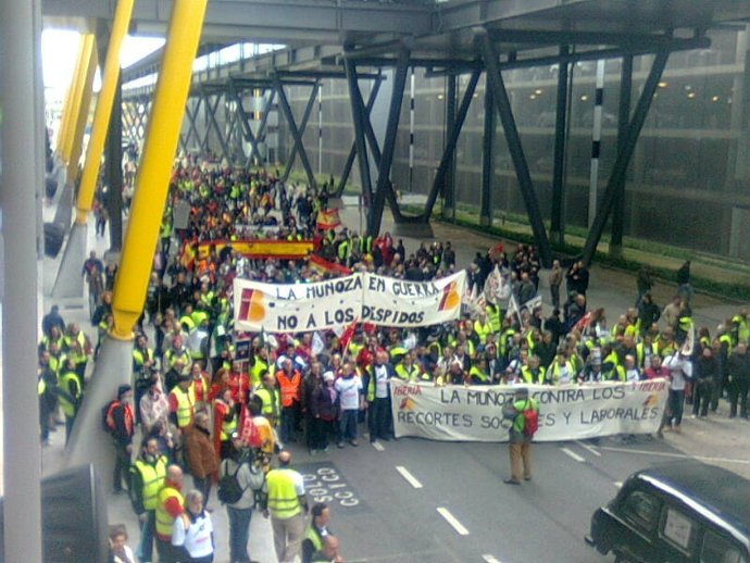 Trabajadores de Iberia protestando en Barajas