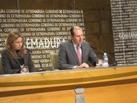 El Gobierno de Extremadura actuará "con todos los instrumentos legales" y judiciales contra el "atropello" a Caja Rural