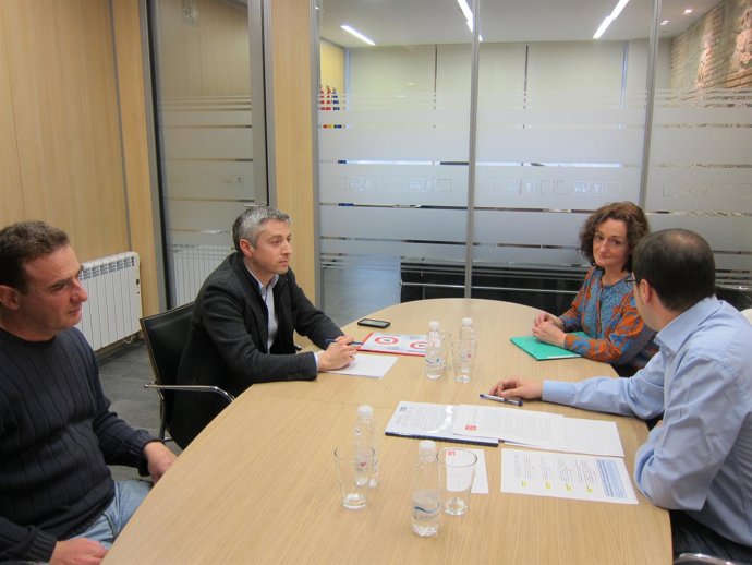 Reunión entre la PAH y el secretario general del PSOE de La Rioja, César Luena