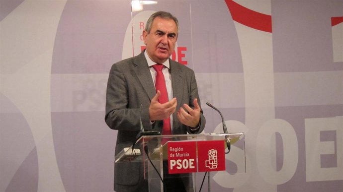 El secretario general del PSRM ofrece una rueda de prensa en la calle Princesa