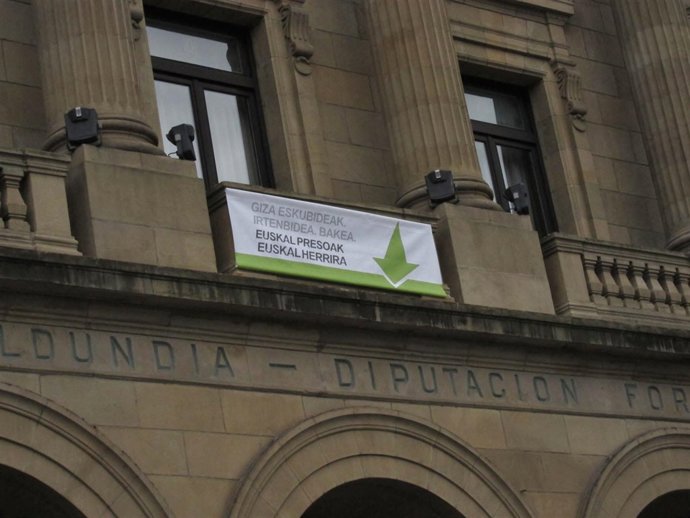 Cartel a favor de los presos en la Diputación de Gipuzkoa