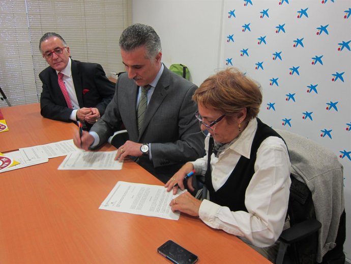 Marcos Cereijo, de la Obra Social La Caixa, y Carmen Carlón, de Adavas, firman.