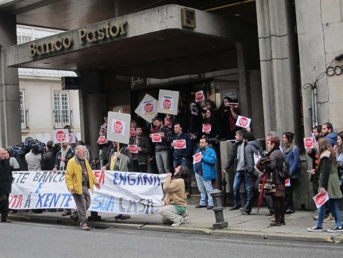 Un momento de la protesta, en el Banco Pastor