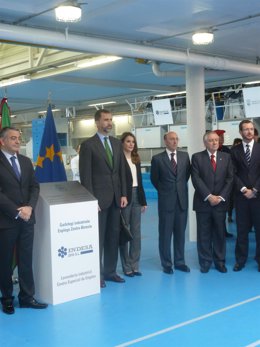 Los Príncipes de Asturias inauguran una lavandería en Vitoria.