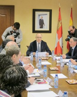 Ruiz Medrano (centro) y Ortiz de Galisteo (derecha) reunidos con las cofradías