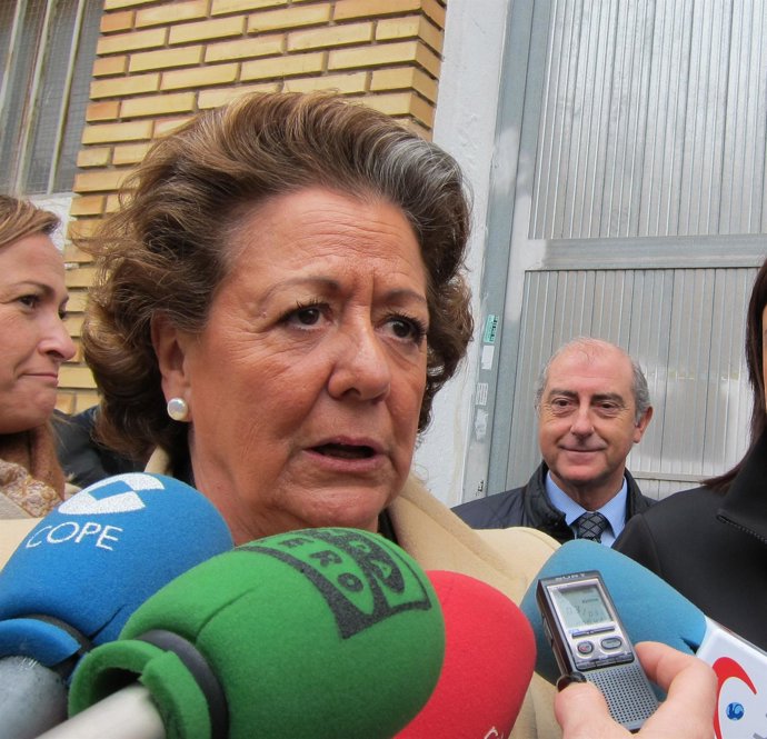 Barberá atendiendo a los periodistas