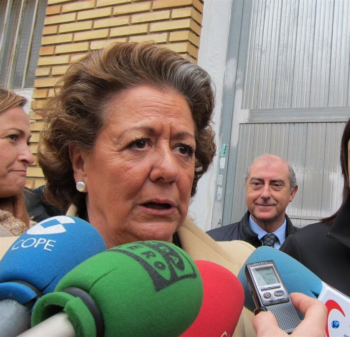 Barberá atendiendo a los periodistas