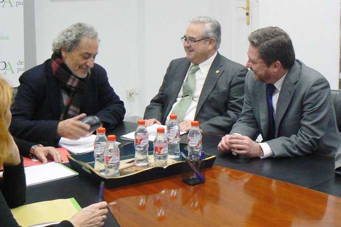 José Chamizo y administradores de fincas en su reunión.