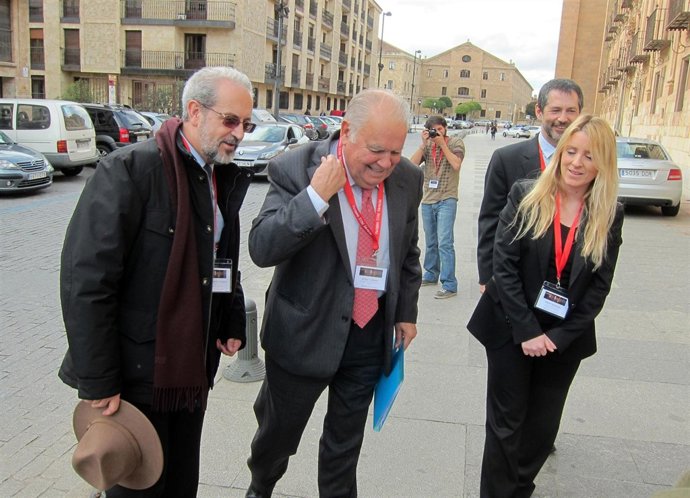 Enrique Iglesias a su llegada a la Hospedería Fonseca