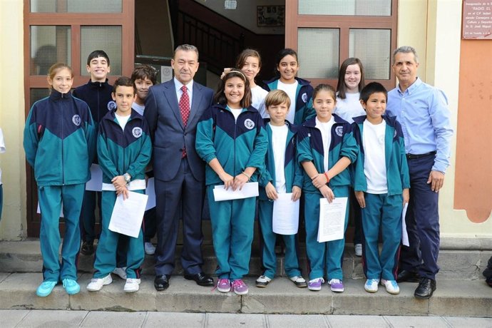Rivero, con los alumnos del CEIP Isabel La Católica