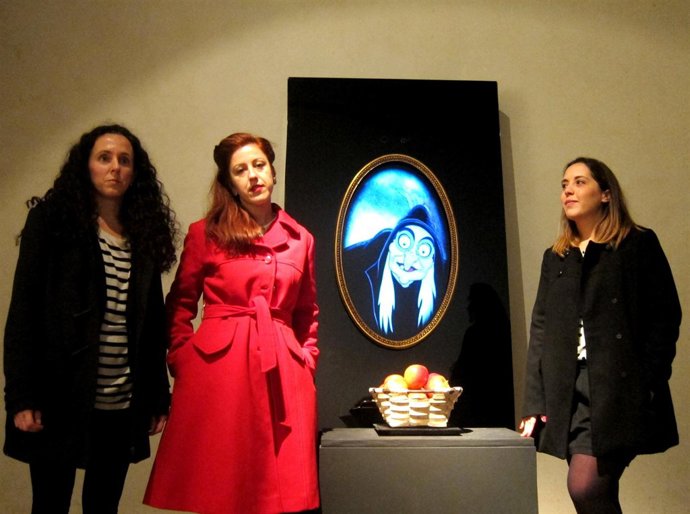 Las artistas participantes en Proyecto 3 CMCV junto a una de las obras