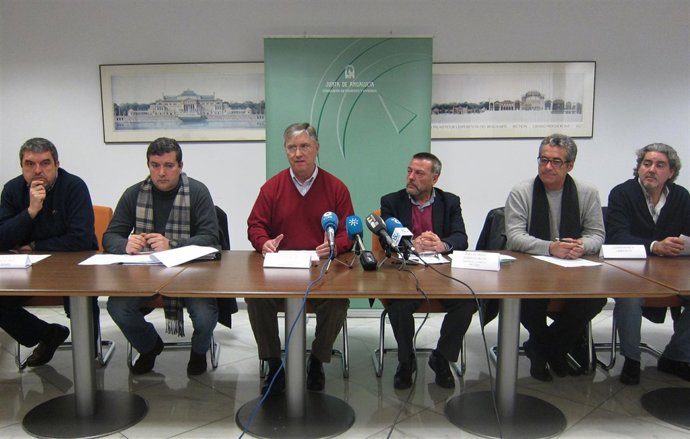 El director general de Movilidad de la Junta con representantes sindicales