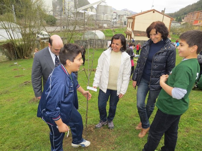 La consejera de Agroganadería durante la plantación de árboles.