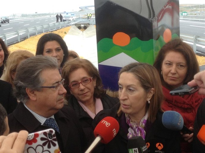 La ministra de Fomento inauguró el nuevo tramo de la S-40. 