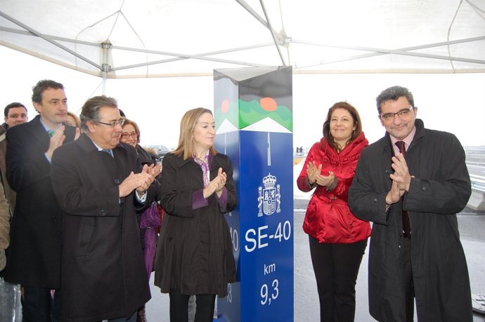 El alcalde de Alcalá de Guadaíra en la inauguración del nuevo tramo. 