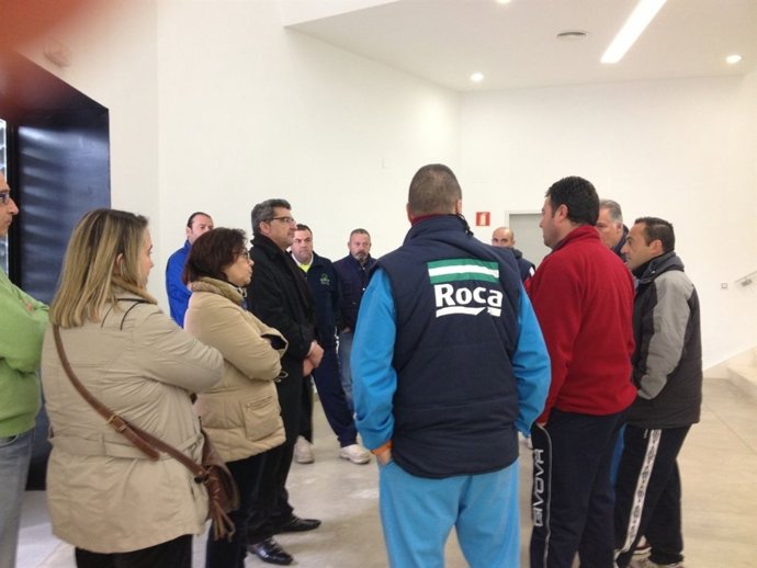 Alcalde de Alcalá de Guadaíra visita a trabajadores de Roca en huelga de hambre.